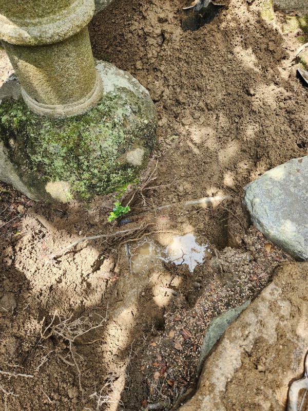 高松市内で漏水箇所を石の下で発見サムネイル